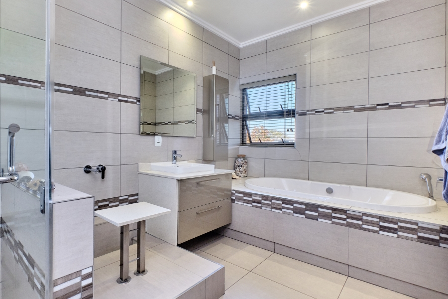 4 Bedroom Property for Sale in Waterfall Country Village Gauteng