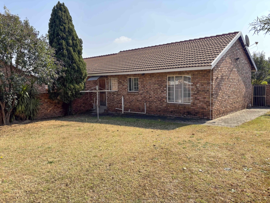 To Let 2 Bedroom Property for Rent in Halfway Gardens Gauteng