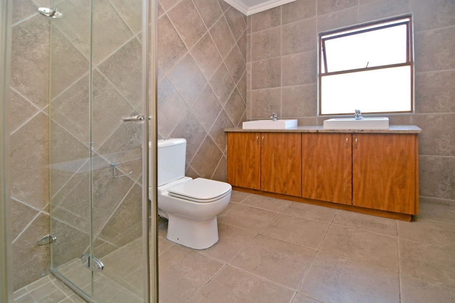 To Let 5 Bedroom Property for Rent in Greenstone Hill Gauteng