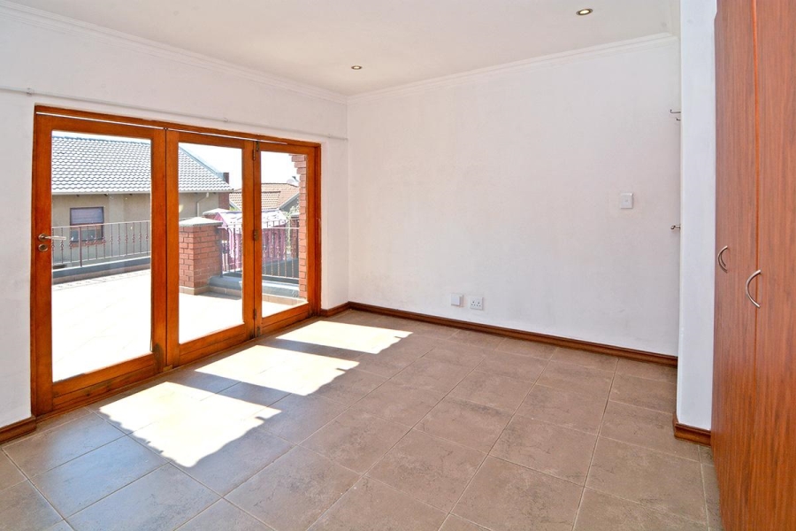 To Let 5 Bedroom Property for Rent in Greenstone Hill Gauteng