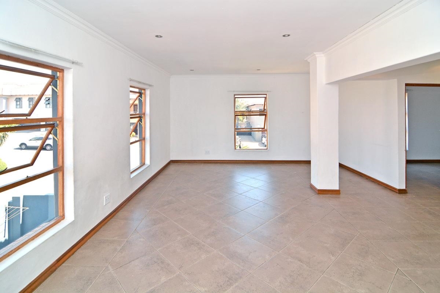 To Let 5 Bedroom Property for Rent in Greenstone Hill Gauteng