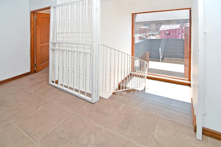 To Let 5 Bedroom Property for Rent in Greenstone Hill Gauteng