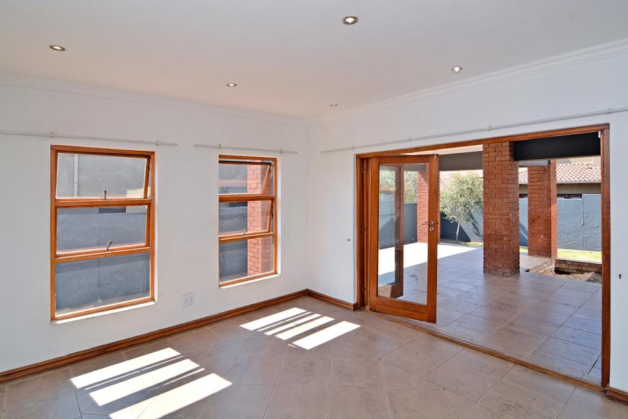 To Let 5 Bedroom Property for Rent in Greenstone Hill Gauteng