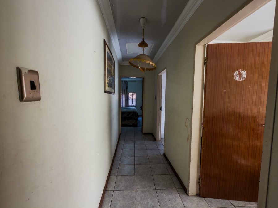 5 Bedroom Property for Sale in Garsfontein Gauteng