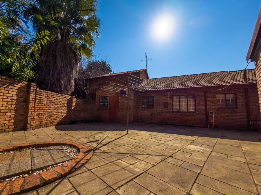 5 Bedroom Property for Sale in Garsfontein Gauteng