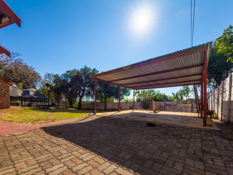 5 Bedroom Property for Sale in Garsfontein Gauteng