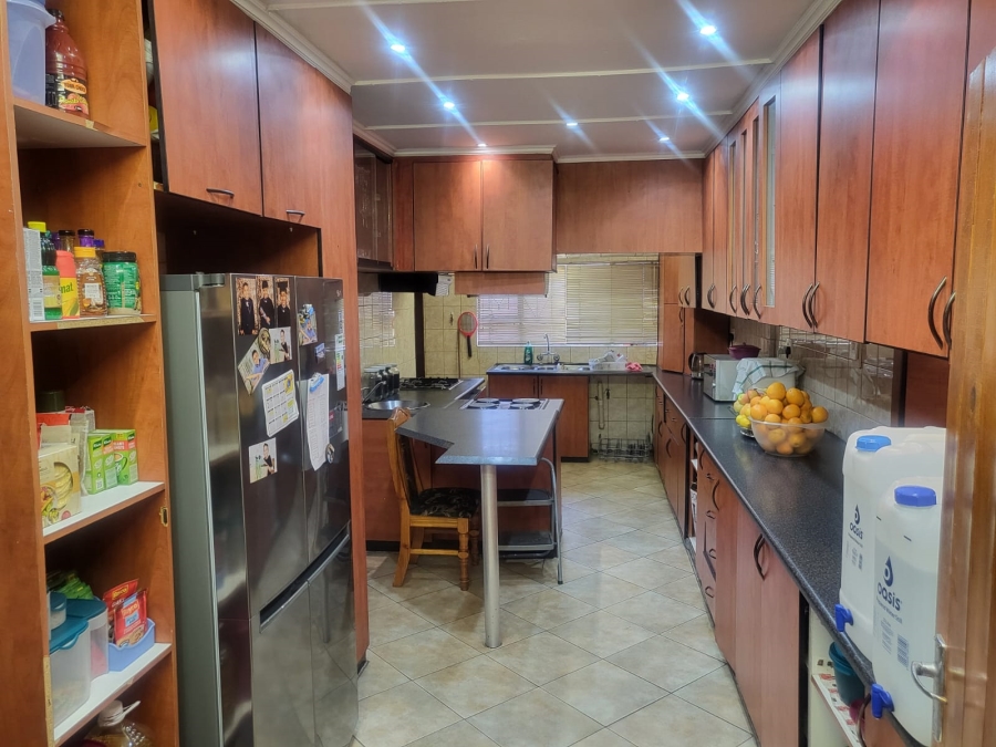 5 Bedroom Property for Sale in Mondeor Gauteng