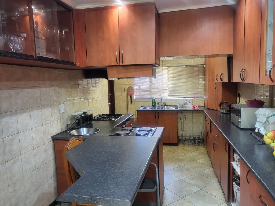 5 Bedroom Property for Sale in Mondeor Gauteng