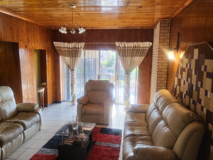 5 Bedroom Property for Sale in Mondeor Gauteng