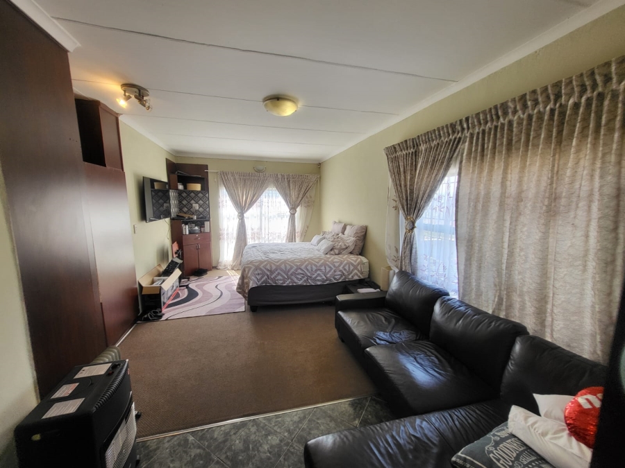 5 Bedroom Property for Sale in Mondeor Gauteng