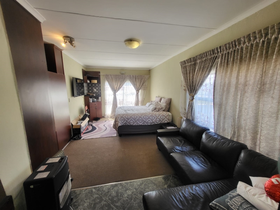 5 Bedroom Property for Sale in Mondeor Gauteng