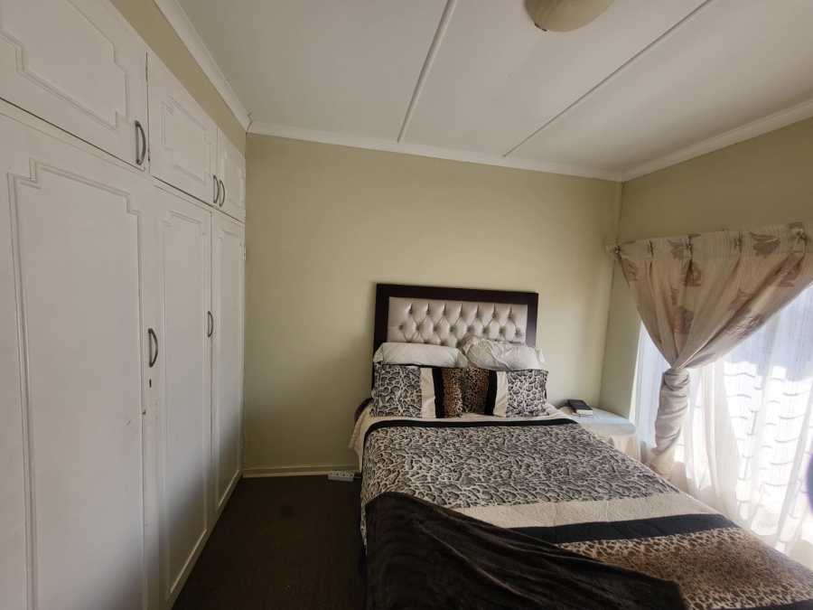 5 Bedroom Property for Sale in Mondeor Gauteng
