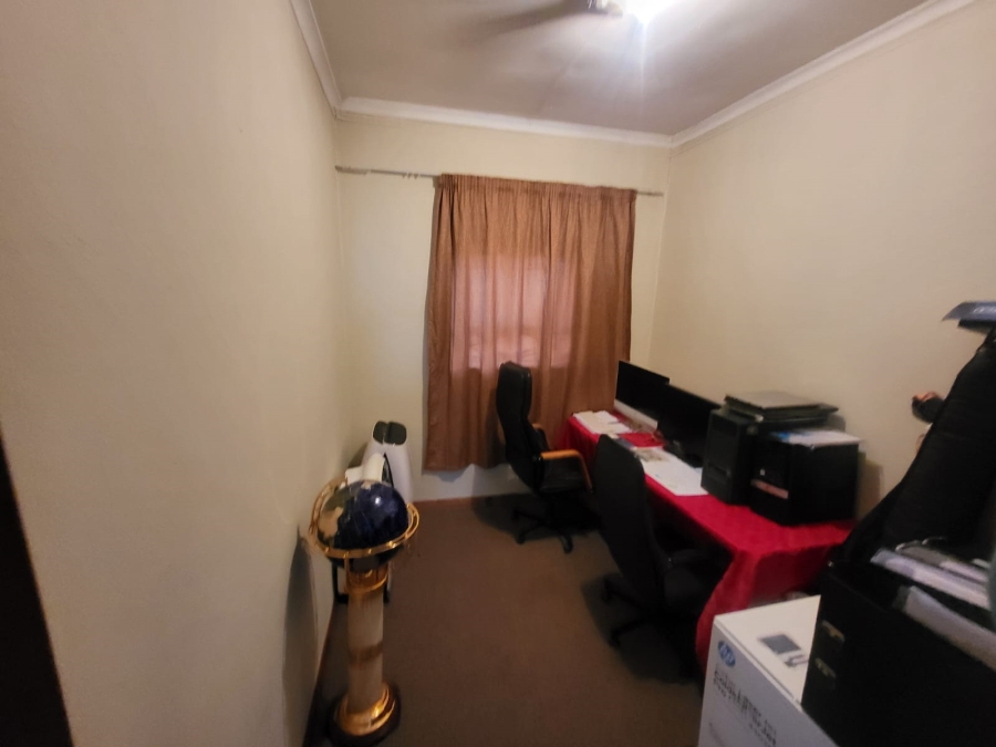 5 Bedroom Property for Sale in Mondeor Gauteng