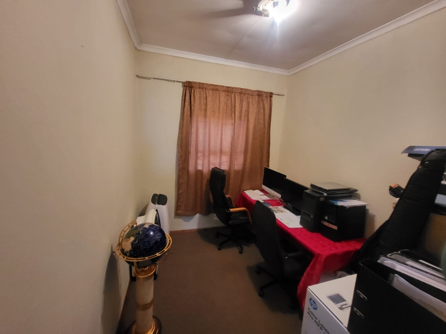 5 Bedroom Property for Sale in Mondeor Gauteng