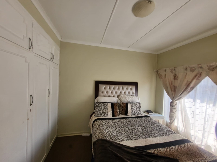5 Bedroom Property for Sale in Mondeor Gauteng