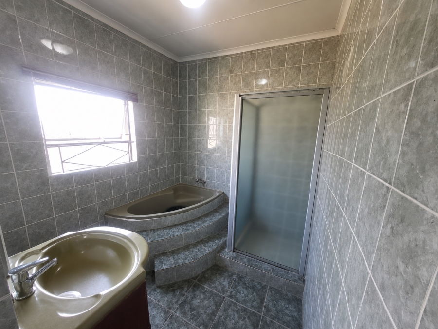 5 Bedroom Property for Sale in Mondeor Gauteng
