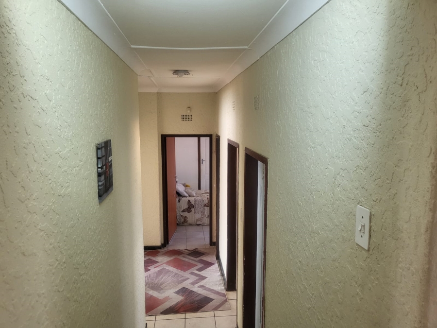 5 Bedroom Property for Sale in Mondeor Gauteng