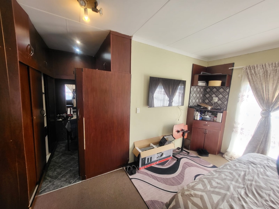 5 Bedroom Property for Sale in Mondeor Gauteng