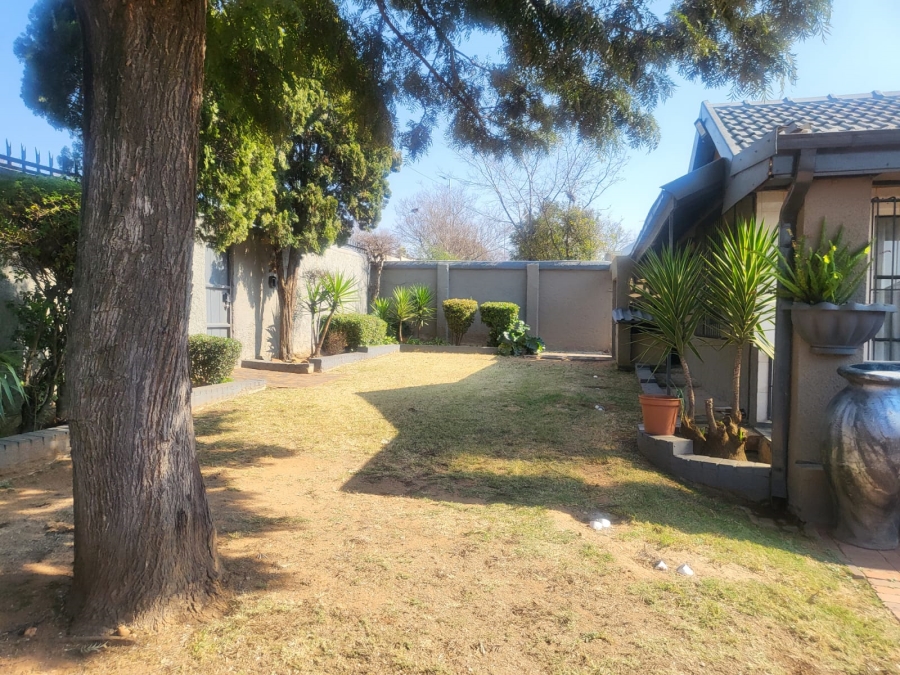 5 Bedroom Property for Sale in Mondeor Gauteng
