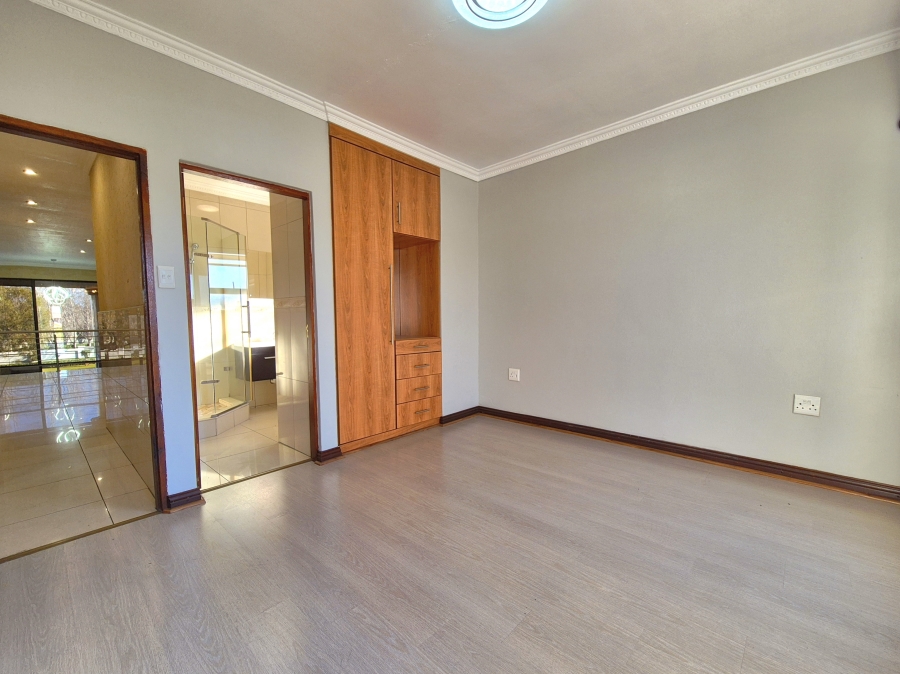 5 Bedroom Property for Sale in Helderwyk Gauteng