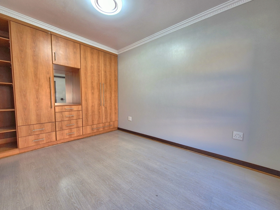5 Bedroom Property for Sale in Helderwyk Gauteng