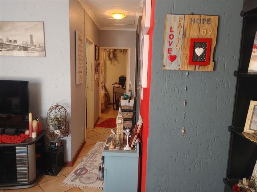 2 Bedroom Property for Sale in Glen Marais Gauteng