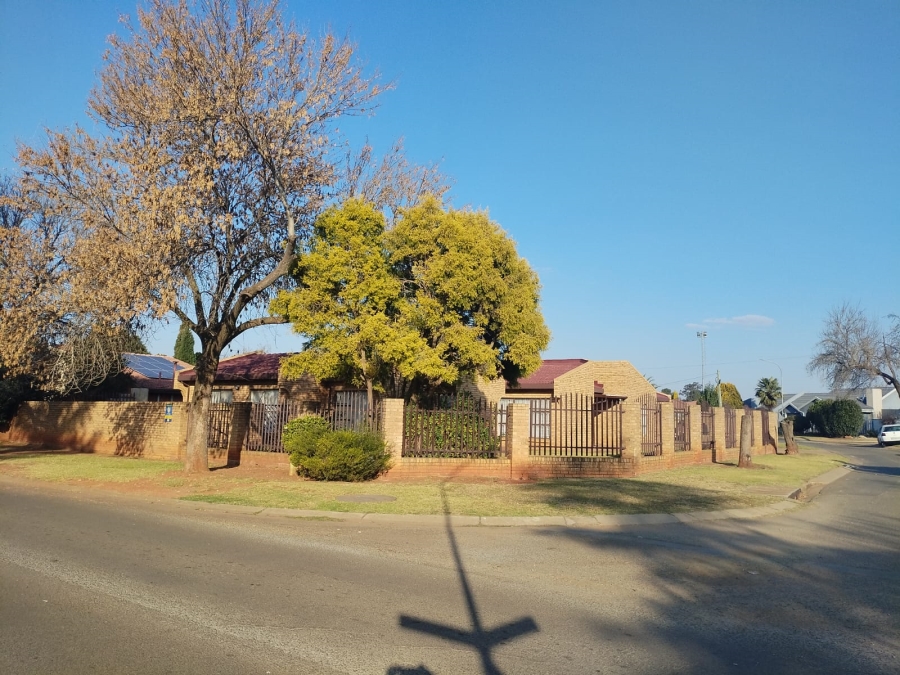 3 Bedroom Property for Sale in Bakerton Gauteng