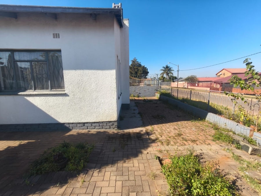6 Bedroom Property for Sale in Laudium Gauteng