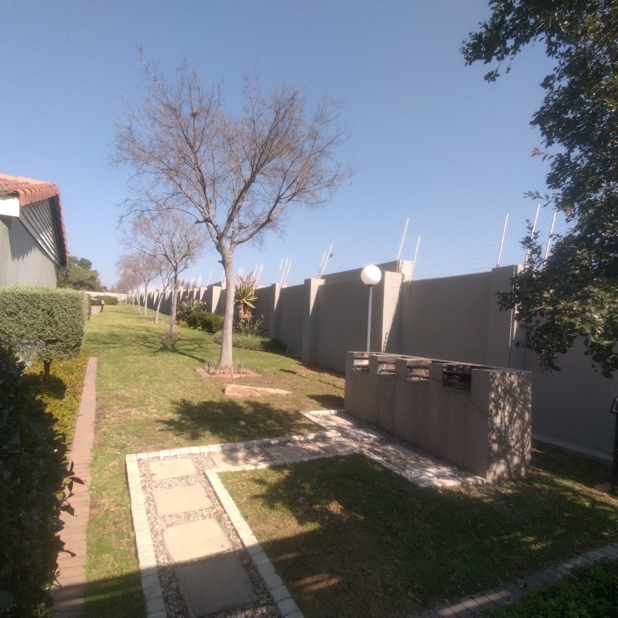 To Let 1 Bedroom Property for Rent in Lonehill Gauteng