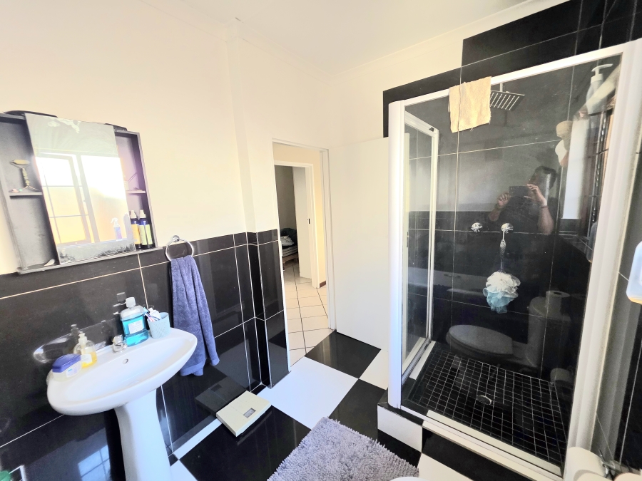 2 Bedroom Property for Sale in Noordwyk Gauteng