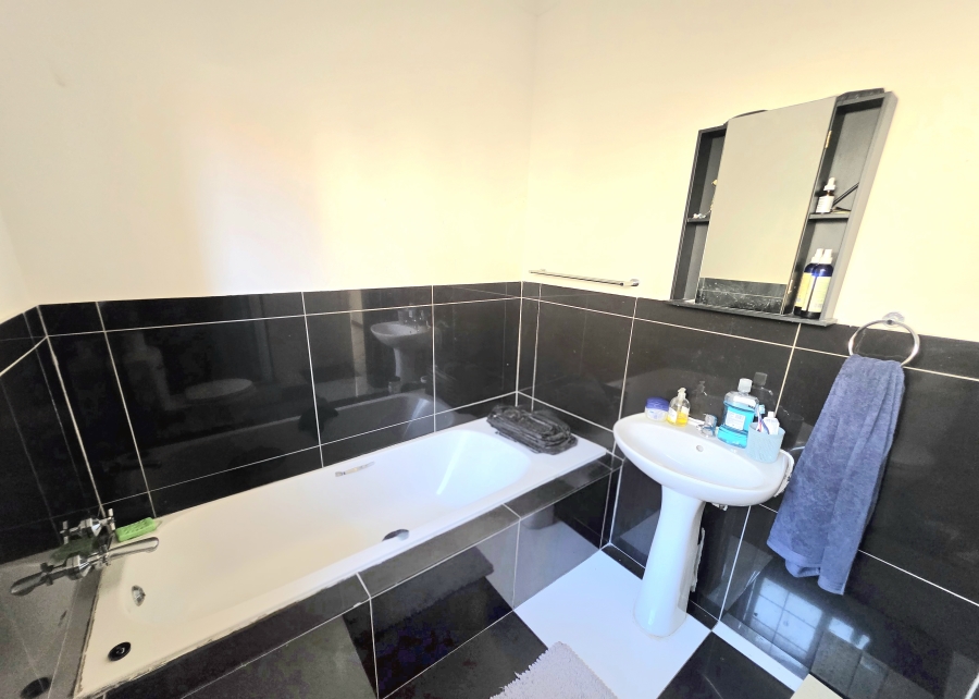 2 Bedroom Property for Sale in Noordwyk Gauteng