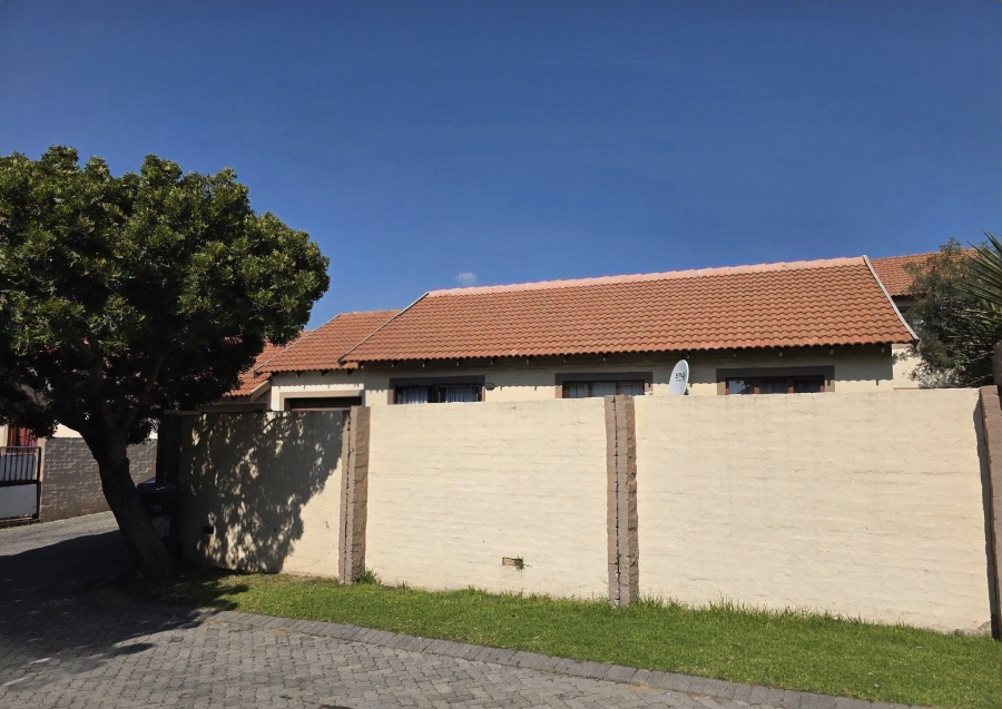2 Bedroom Property for Sale in Noordwyk Gauteng