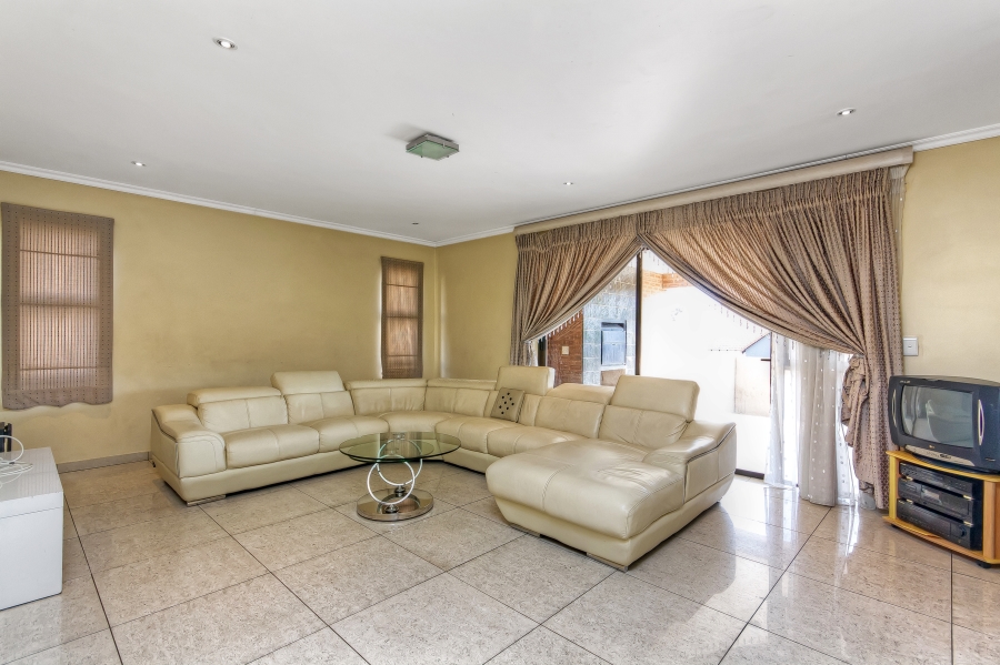 4 Bedroom Property for Sale in Kosmosdal Gauteng