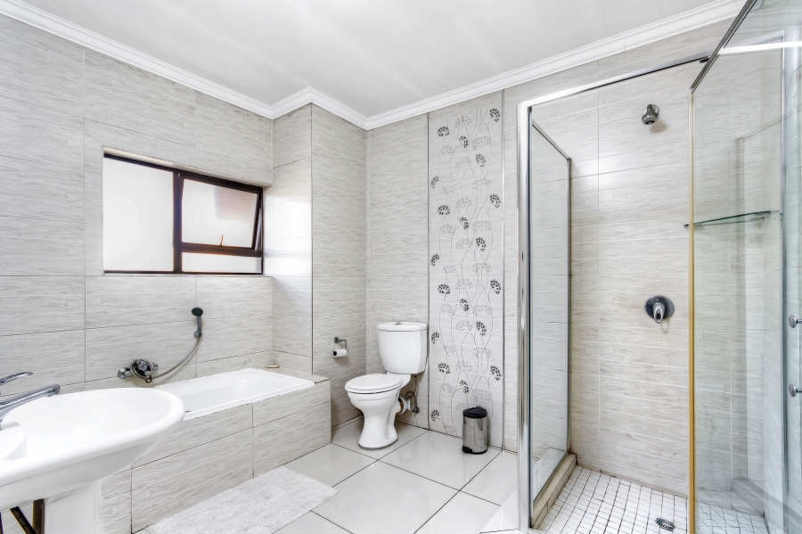 4 Bedroom Property for Sale in Kosmosdal Gauteng