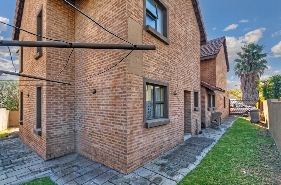 4 Bedroom Property for Sale in Kosmosdal Gauteng
