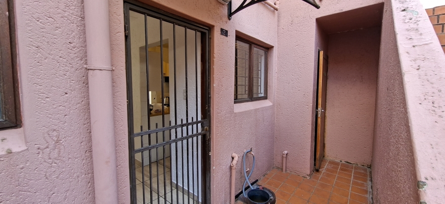 2 Bedroom Property for Sale in Little Falls Gauteng