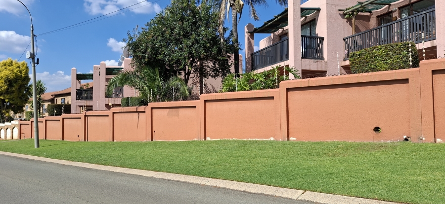 2 Bedroom Property for Sale in Little Falls Gauteng