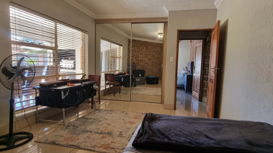 6 Bedroom Property for Sale in Sunward Park Gauteng