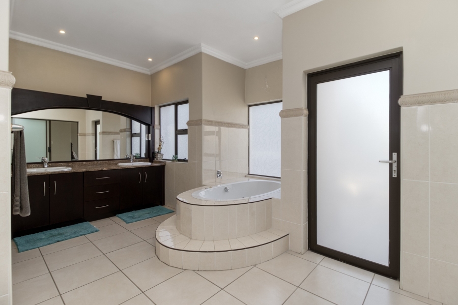 To Let 4 Bedroom Property for Rent in Dainfern Golf Estate Gauteng