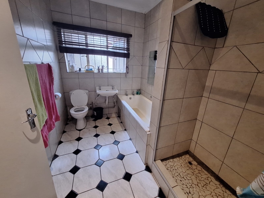 5 Bedroom Property for Sale in Annlin Gauteng