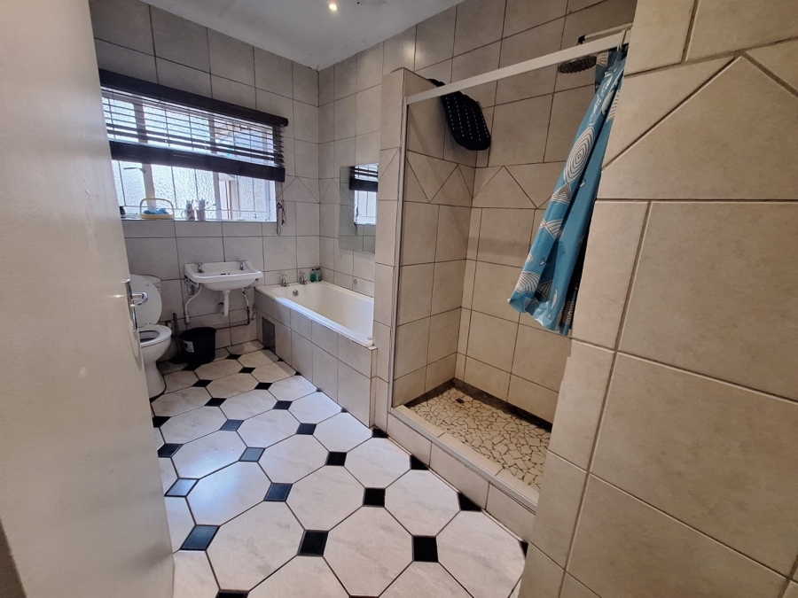 5 Bedroom Property for Sale in Annlin Gauteng