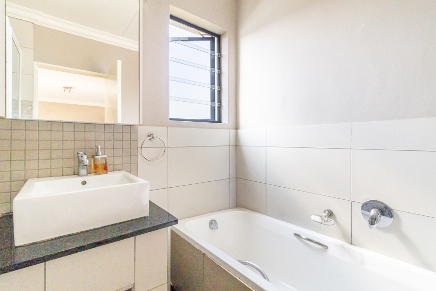 To Let 2 Bedroom Property for Rent in Broadacres Gauteng