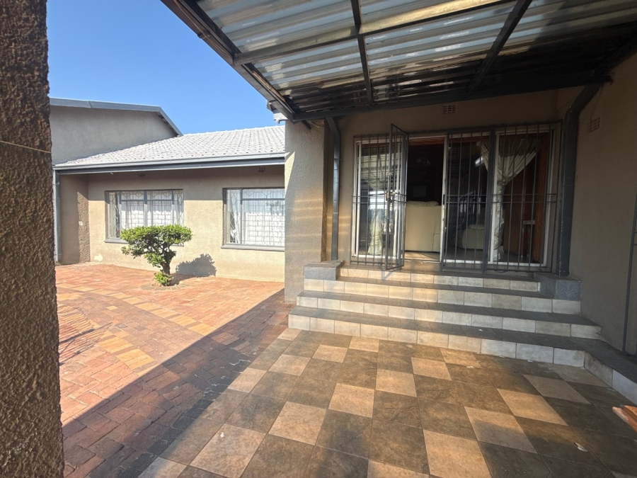 5 Bedroom Property for Sale in Ormonde Gauteng