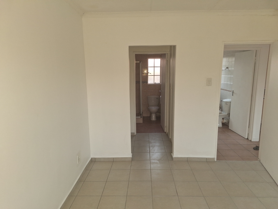 2 Bedroom Property for Sale in Die Hoewes Gauteng