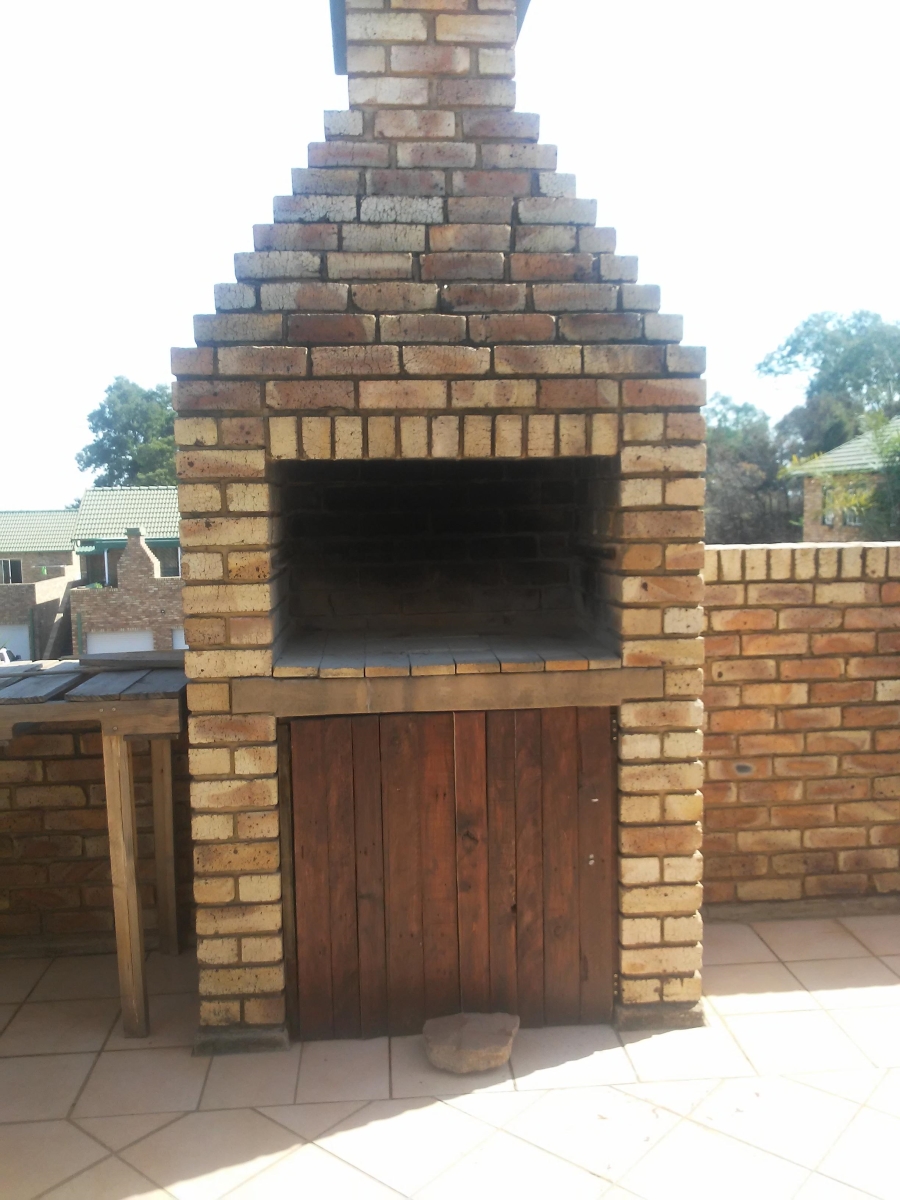 2 Bedroom Property for Sale in Die Hoewes Gauteng