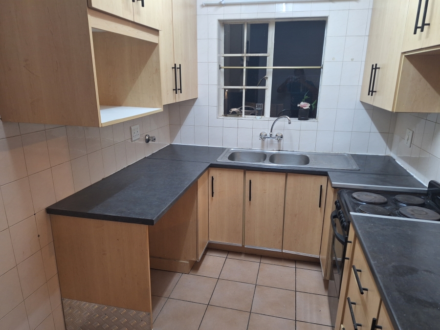 To Let 2 Bedroom Property for Rent in Die Hoewes Gauteng