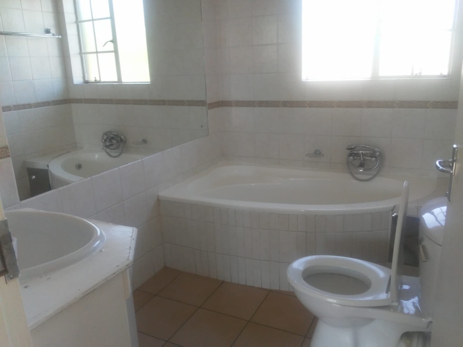 To Let 2 Bedroom Property for Rent in Die Hoewes Gauteng