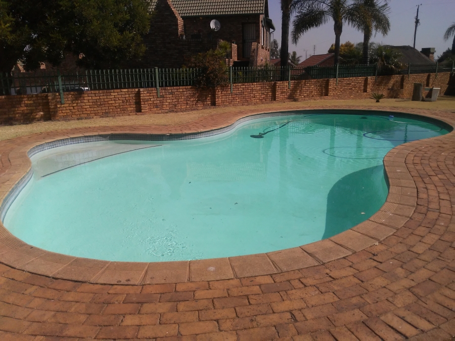 To Let 2 Bedroom Property for Rent in Die Hoewes Gauteng