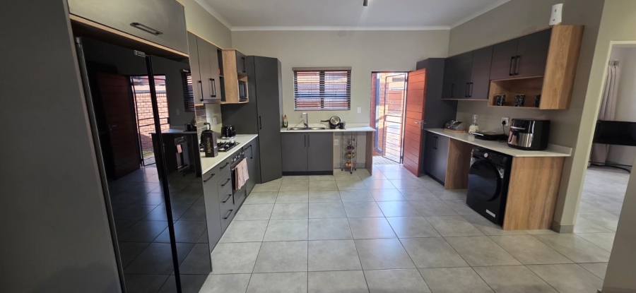 To Let 3 Bedroom Property for Rent in Boardwalk Villas Gauteng