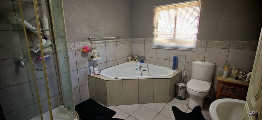 3 Bedroom Property for Sale in Albertsdal Gauteng
